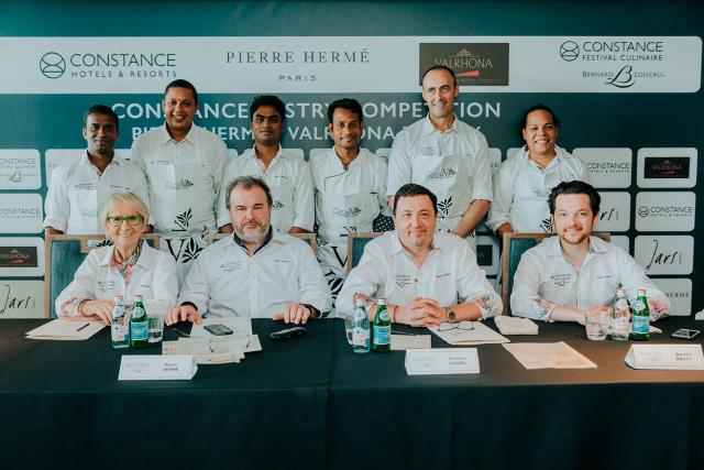 Constance Pâtisserie 'Trophée Pierre Hermé & Valrhona' : les membres du jury et les candidats.