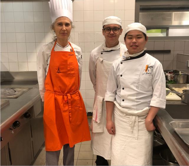 Laurence Garnier professeur de cuisine et deux de ses élèves