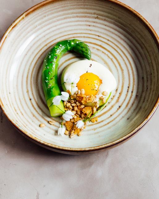 Asperge biscornue de Roques-Hautes, pickles de jaune d'oeuf et mousse de parmesan