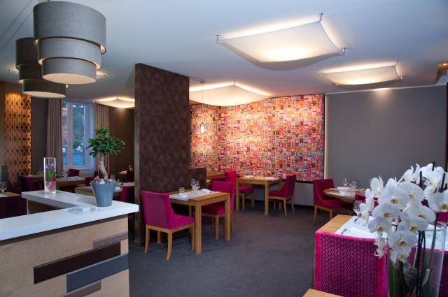 Les tons colorés et chaleureux de la salle du restaurant ont soigneusement été choisis par Marc et Marie Briand.