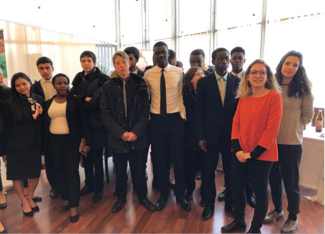 Les élèves du lycée Guillaume Tirel avec Louison Devaux de l'entreprise ABDC