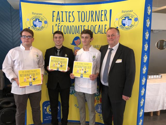 Frédéric, Alin, Paul accompagné de Patrice Josse, chef de travaux du lycée de Saint-Méen