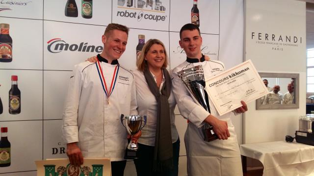 Vincent Bigioni et Jordan Holzhammer, les vainqueurs du concours Kikkoman, entourent la présidente du jury, l'étoilée Stéphanie Le Qellec.