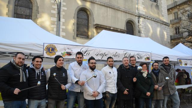 Vite, une p'tite photo souvenir des restaurateurs avec Claire Cotte, déléguée départementale du Secours Catholique avant que les ventes de soupe ne commencent !