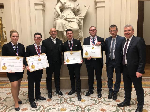 Justine Tardy, Emmanuel Fournis, Victor Truffert, Renan Lefebvre, Frédéric de Ravinel directeur du lycée Ste-Anne de Saint-Nazaire
