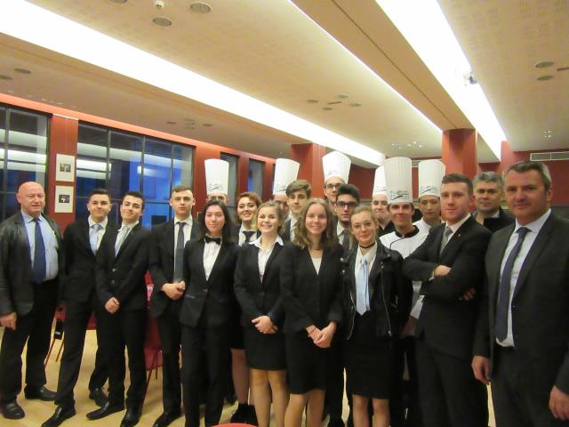 Les 16 lycéens aux côtés de l'équipe encadrante avant le service