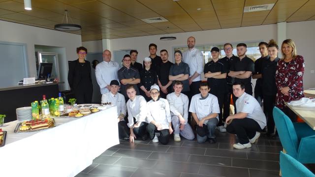 Les apprentis MC Dessert de restaurant, le personnel de l'école du Périgord et Jean-Thomas Schneider