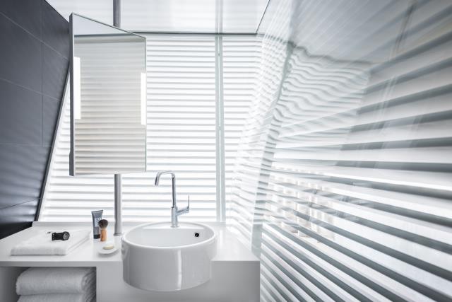 Dans les salles de bains des hôtels Okko, le savon ne dépasse pas les 20g et le gel douche, labellisé Ecocert, sert pour le corps et les cheveux.