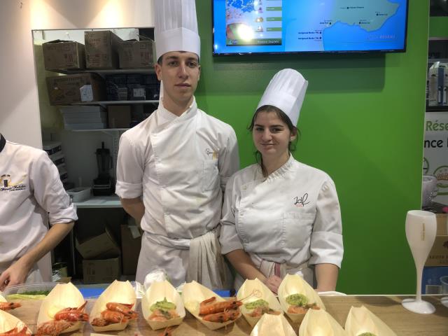 Les élèves de 1ère Bac PRO Cuisine du lycée Jéhanne de France sur le stand Margain Marée