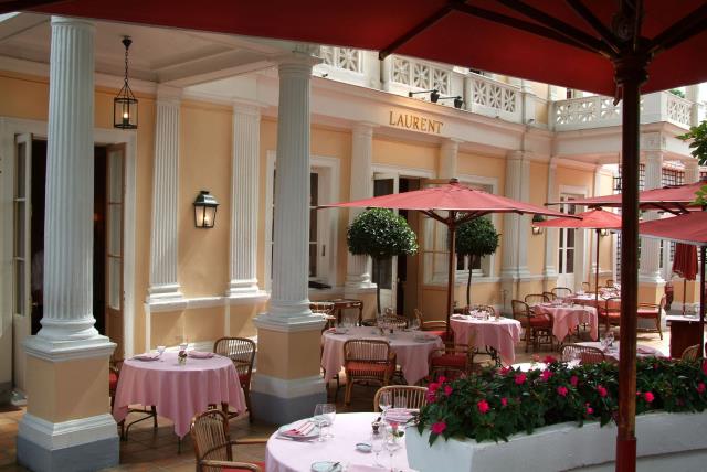 Parasols en accord avec les tonalités de la terrasse du Laurent, à Paris (VIIIe).