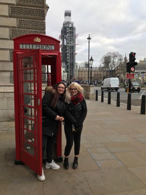 deux élèves de Camille Claude devant un symbole fort de Londres