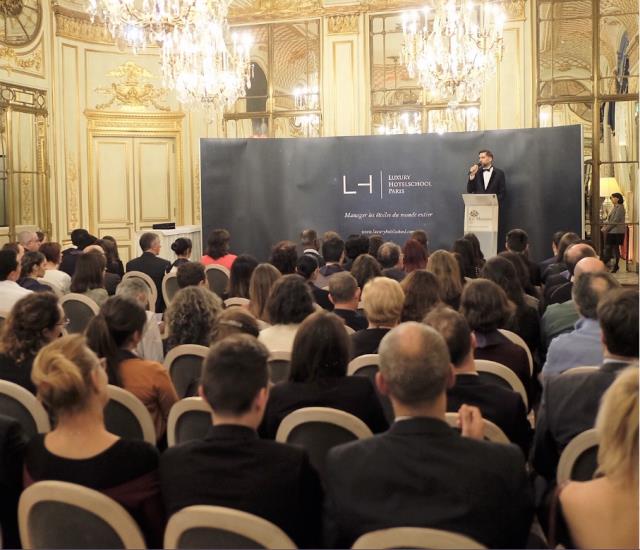 Les récipiendaires écoutent Arnaud Bouvier dans le cadre somptueux de l'hôtel Meurice
