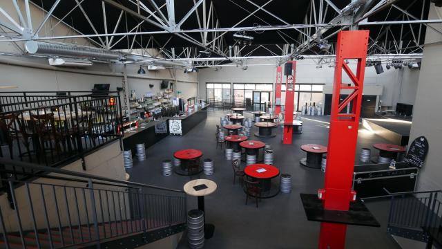 Le bar et en mezzanine la partie restaurant. Le plus dur en hiver, c'est de chauffer cet énorme volume.
