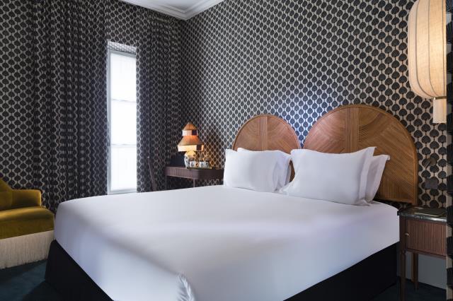 L'audace et la classe du tissu tendu dans l'une des chambres du Monte-Cristo, à Paris (Ve).