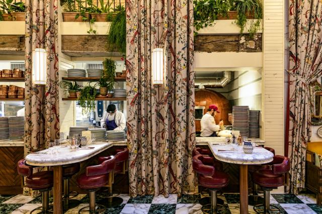 La cuisine de La Bellezza où a été installé un four à bois de 1.3 tonne.