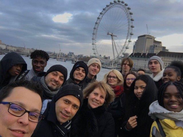 Les bac pro section européenne Hôtellerie-Restauration devant la Grande roue de Londres