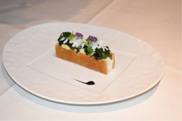Un des plats signatures : La sole pochée, champignons boutons et serpentins de seiche, condiment acidulé aux algues, sauce vin jaune