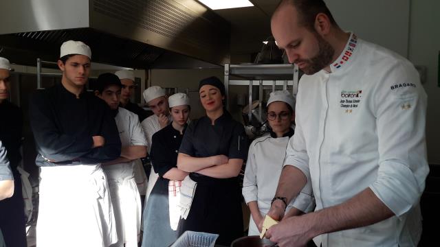 Jean-Thomas Schneider progiguant ses conseils aux apprentis de l'école du périgord
