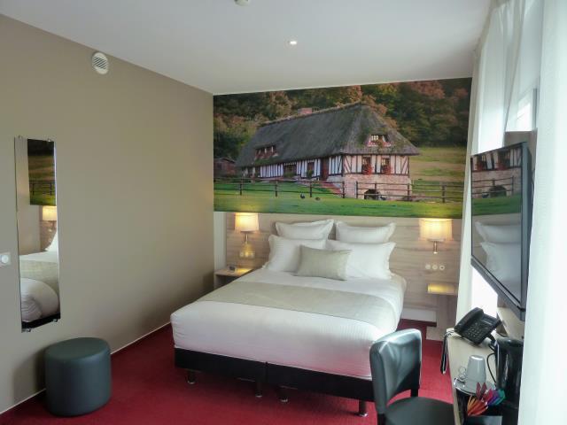 L'hôtel Acadine Pont-Audemer joue la carte locale pour sa décoration avec des photographies grand format de la région en guise de tête de lit.