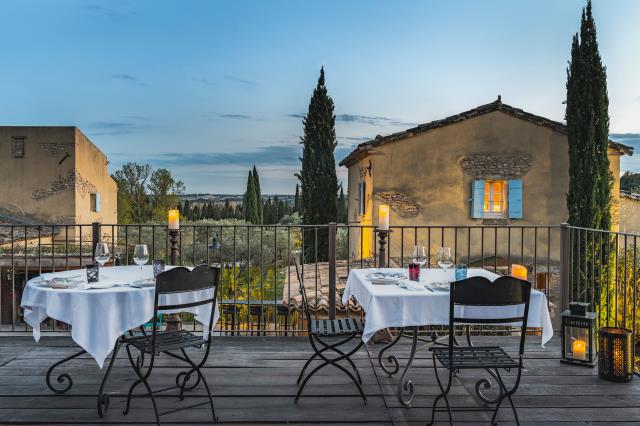 Le Hameau des Baux est constitué d'un ensemble de bâtisses provençales où sont aménagées les chambres de l'hôtel cinq étoiles
