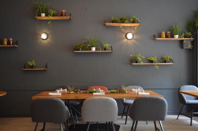 La decoration du restaurant a été entièrement pensé par Nicolas et Cécilia Gautier, et réalisée par des artisans locaux.