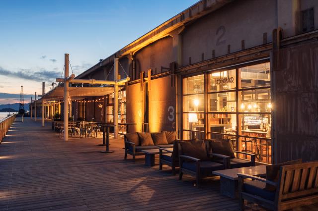 Onomichi U2 Cycle Hotel prend place dans des entrepôts des années 40, au départ de la plus grande piste cyclable du Japon.