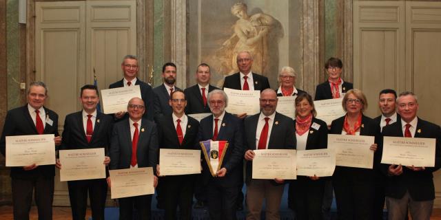 Les quinze nouveaux Maîtres Sommeliers entourant Philippe Faure-Brac, président de l'UDSF.
