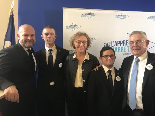 De g à d, Jean-François Tostivint, directeur adjoint du CFA Médéric, Gabriel, Muriel Pénicaud, Mickaël et Richard Alexandre, directeur du CFA Médéric.