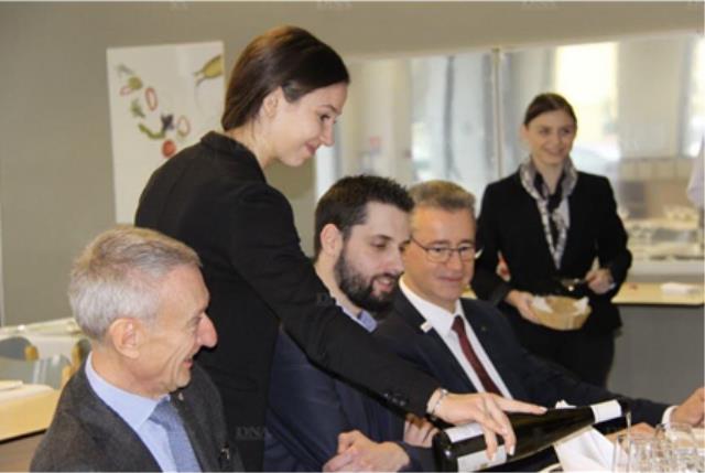 Marine Ramstein et morgane Zagula en plein service sous l'oeil des experts : de gauche à droute Michel Scheer, Jean-Baptiste Klein et Frédéric Simon