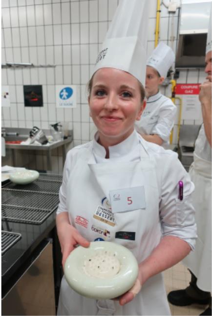 Laurie Prost du restaurant NE/SO à Paris avec son dessert 'Pomme en Fermentation'