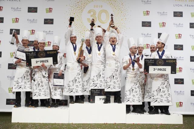 Podium de la Coupe du monde de pâtisserie : Malaisie, Japon, Italie.