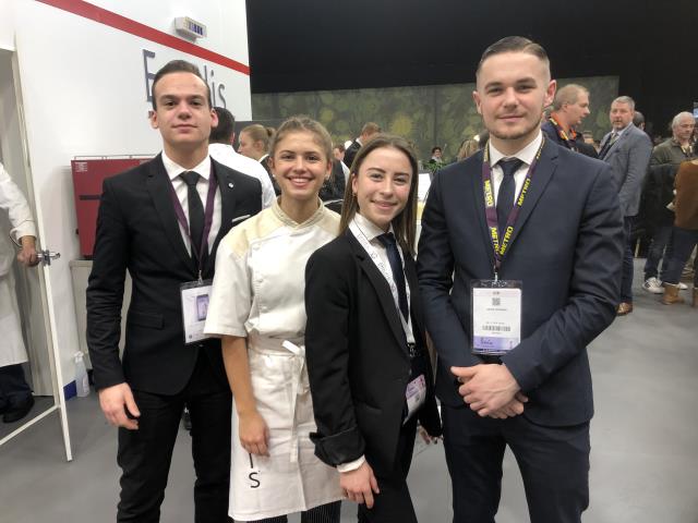 Les élèves cuisine et service du lycée Rabelais de Dardilly sur le stand d'Enodis
