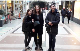 Elodie, Héloïse et  Maxime, les élèves de la section européenne STHR du lycée Valery Larbaud à...