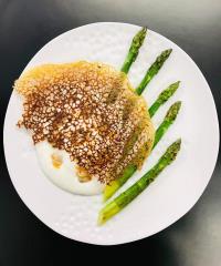 Asperges vertes croquantes, lait ribot fumé et coques.