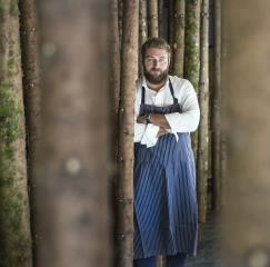 Clément Bouvier dans la fōret enchantée de son restaurant