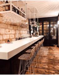 La salle compte une trentaine de places, dont certaines autour du grand bar.