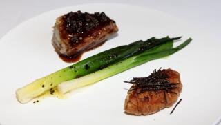 Veau aux truffes noires et fins poireaux, la joue fondante glacée au jus de truffe noire, le ris...