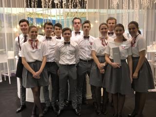 Les étudiants de l'Institut Paul Bocuse devant le restaurant éphémère 'Poésie'