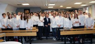 Les étudiants du Bachelor Arts culinaires et entrepreneuriat avec leurs parrains et le directeur de...