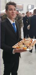 Service petits fours au plateau lors de la cérémonie des voeux aux armées