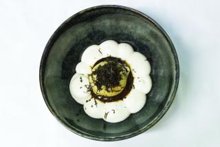 Œuf bio Arradoy Cuit à 63°C, Joue de Boeuf, Champignons, Céleri, Vanille et Truffe Noire