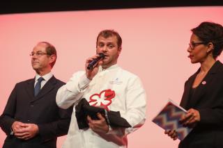 Christopher Coutanceau reçoit le prix Michelin de la gastronomie durable.