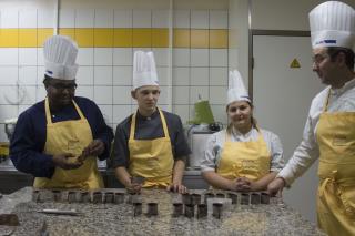 Aurélien Dubois fait découvrir à 3 élèves comment travailler le chocolat pour alléger un dessert