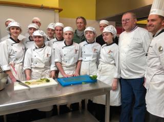 Vincent Brassart et Bernard Leprince et Stéphane Lemarquis avec la brigade des cuisiniers