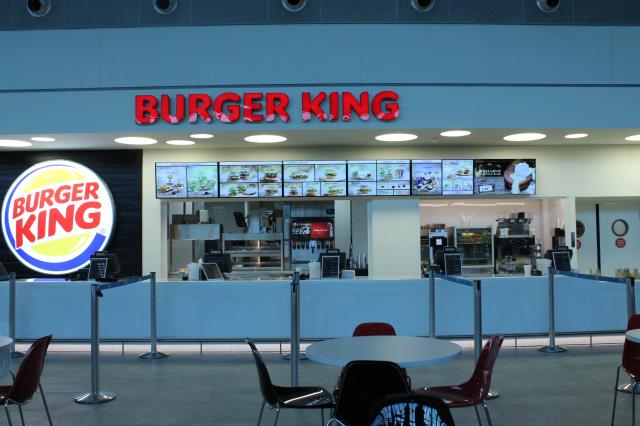 Le Burger King a pris place au sein de l'espace Food Court qu'il partage avec l'enseigne Brioche Dorée.