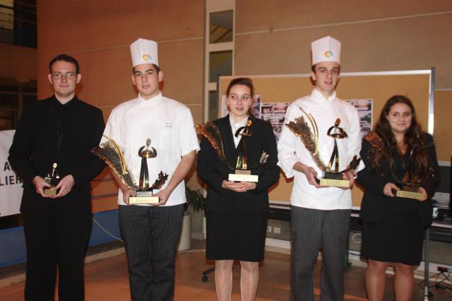 Les meilleurs élèves de cette édition, de g. à d. : Anthony Richard (tourisme), Vincent Jezquel (pâtisserie), Florence Gilitos (service restaurant), Cécilien Marongui (cuisine), Amandine Morand (fleuriste).