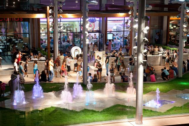 La Dining Plaza (80% de l'offre restauration) est un lieu de vie avec des animations et une mise en scène plutôt spectaculaire.
