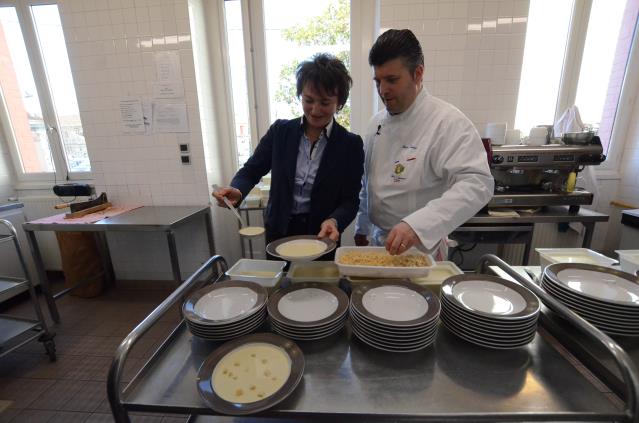 Laure Déroche, maire de la ville et le chef Olivier Boizet au club senior Paul Vernay, mardi 5 février.