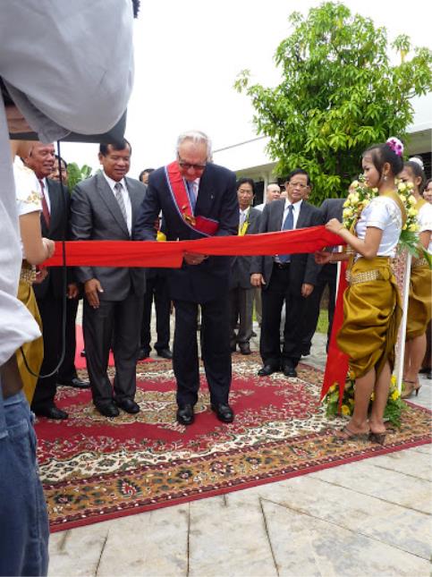 Inauguration des nouveaux bâtiments par monsieur Paul Dubrule, président fondateur du groupe Accor et le gouverneur de la province de Siem Reap S.E. Sou Phirin.