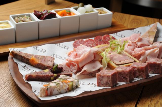 Les plateaux de charcuterie sont conséquents, inutile de commander un plat après une telle entrée.